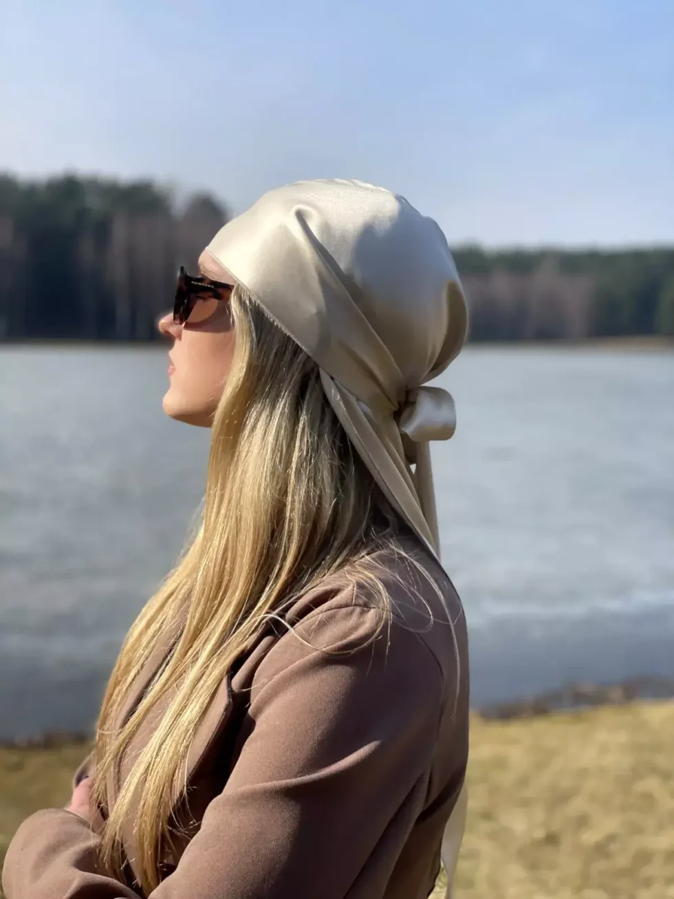 Šilkinė skarelė su ilgais raišteliais – rusva šampano 4