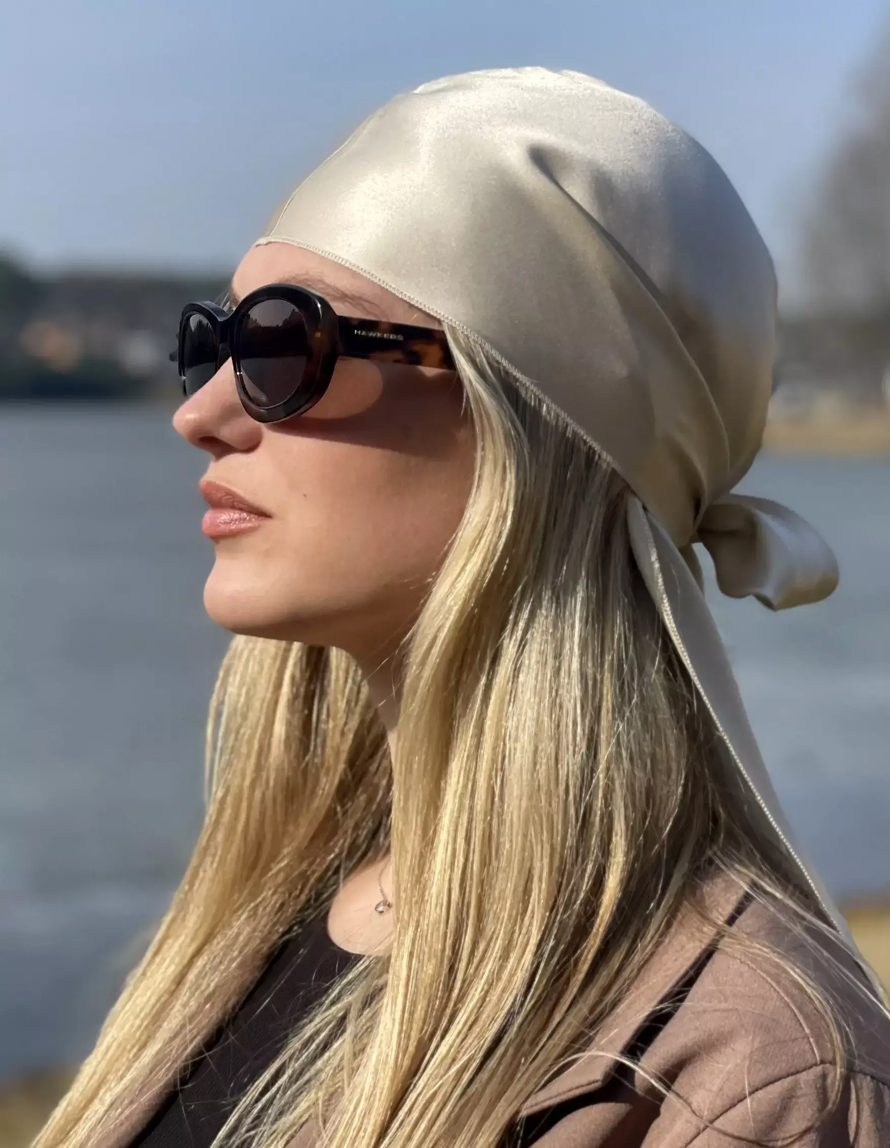 Šilkinė skarelė su ilgais raišteliais – rusva, šampano