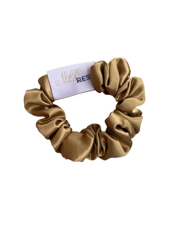 Pkauku gumyte naturalaus silko, aukso spalvos, vidutinio dydzio