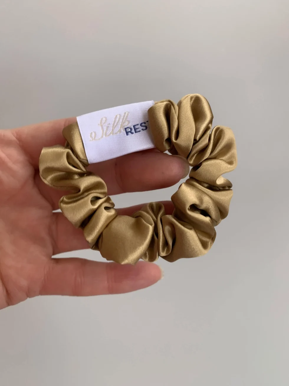 Šilkine gumytė plaukams,minkšta, aukso spalvos spalvoas, silkrest.eu